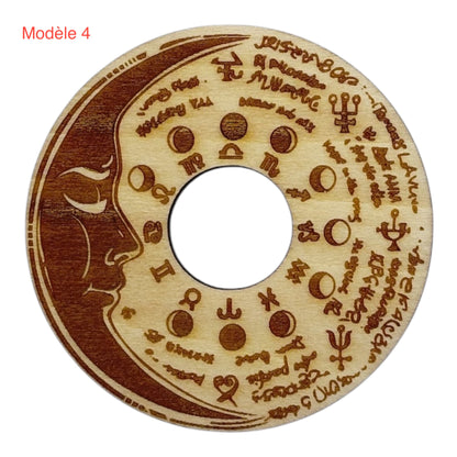 Support à pierre en bois avec phases de la lunes et signes du zodiaque, fabrication française et artisanale d'inspiration zen et bien-être , grossiste en lithothérapie et ésotérisme 