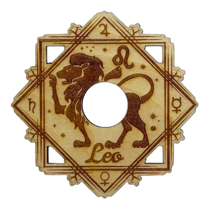 Support à pierre en bois, signe du zodiaque lion , grossiste en lithothérapie et ésotérisme , fabrication française et artisanale , inspiration zen et bien-être
