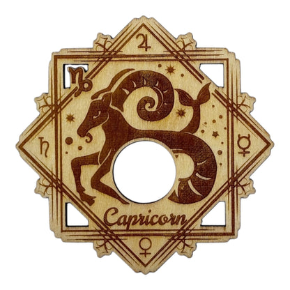 Support à pierre en bois, signe du zodiaque capricorne grossiste en lithothérapie et ésotérisme , fabrication française et artisanale , inspiration zen et bien-être