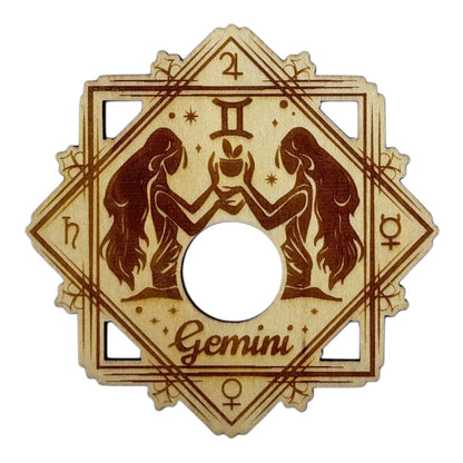 Support à pierre en bois, signe du zodiaque Gémeau  grossiste en lithothérapie et ésotérisme , fabrication française et artisanale , inspiration zen et bien-être